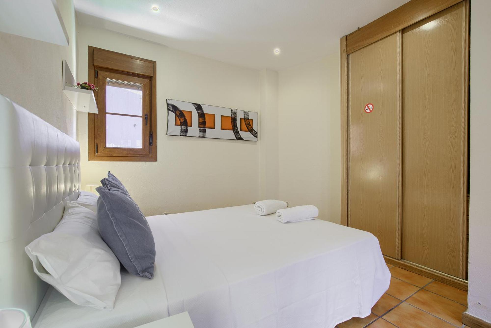 Casona 44 - Apartamento Para 2 Con Wifi, Ac Y Patio Exterior อัลกาลาเดเอนาเรส ภายนอก รูปภาพ